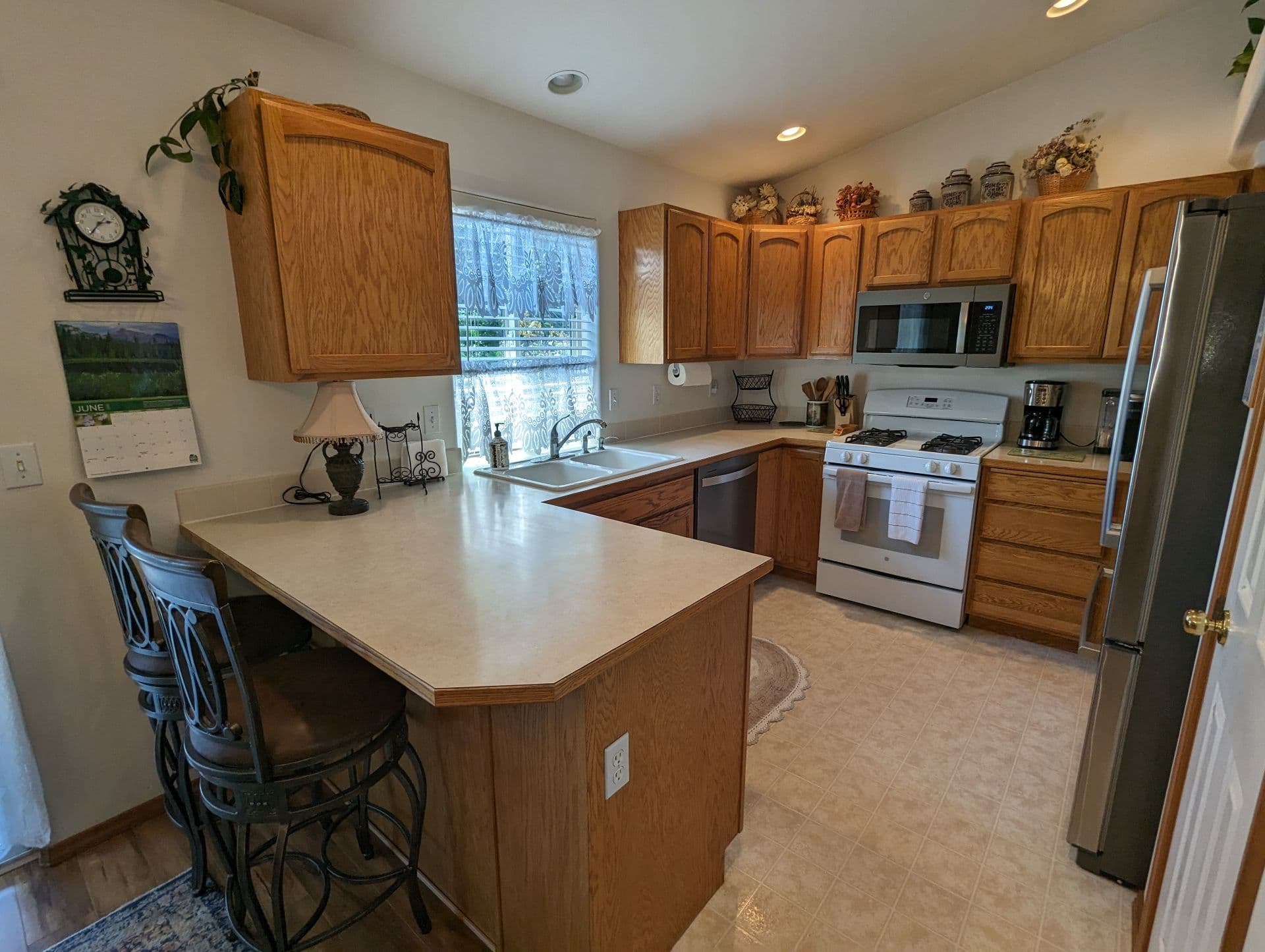 Fully equipped kitchen with breakfast bar